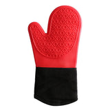 Non-slip textured grip on the oven glove